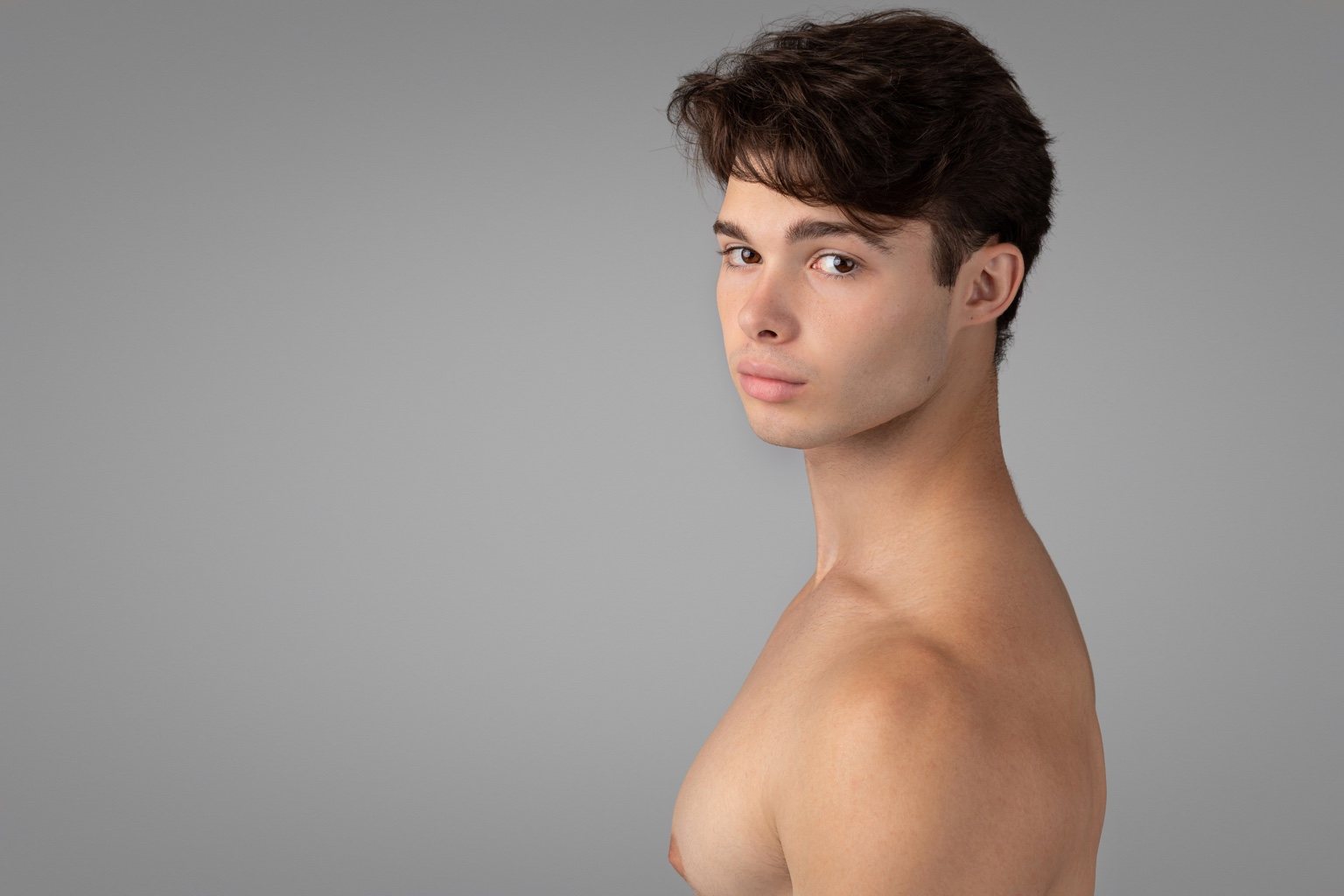 Joel Garrido over-shoulder beauty portrait